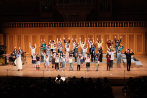 合唱団の演奏の写真