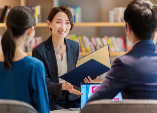 提案している社員の写真