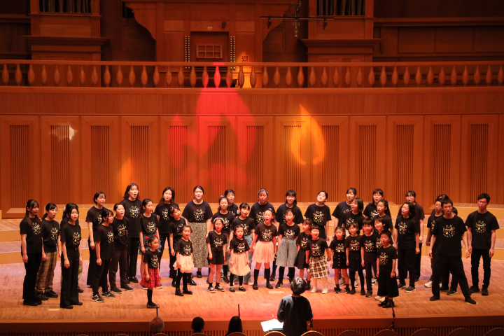 サラマンカホールで合唱団の演奏の写真