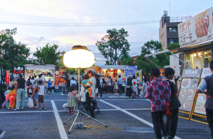 祭りのフードトラックの写真