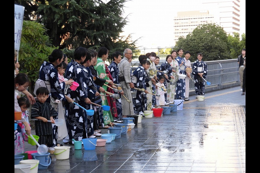 ～冷やそう熱い地球を～ 納涼打ち水大作戦と駅前賑わいラリー