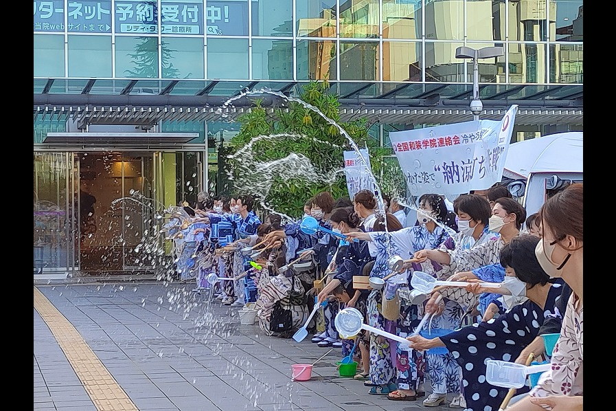～冷やそう熱い地球を～ 納涼打ち水大作戦と駅前賑わいラリー